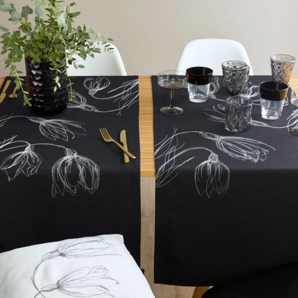 exclusiver Tischläufer BLACK DROPS mit handgeführter Stickerei