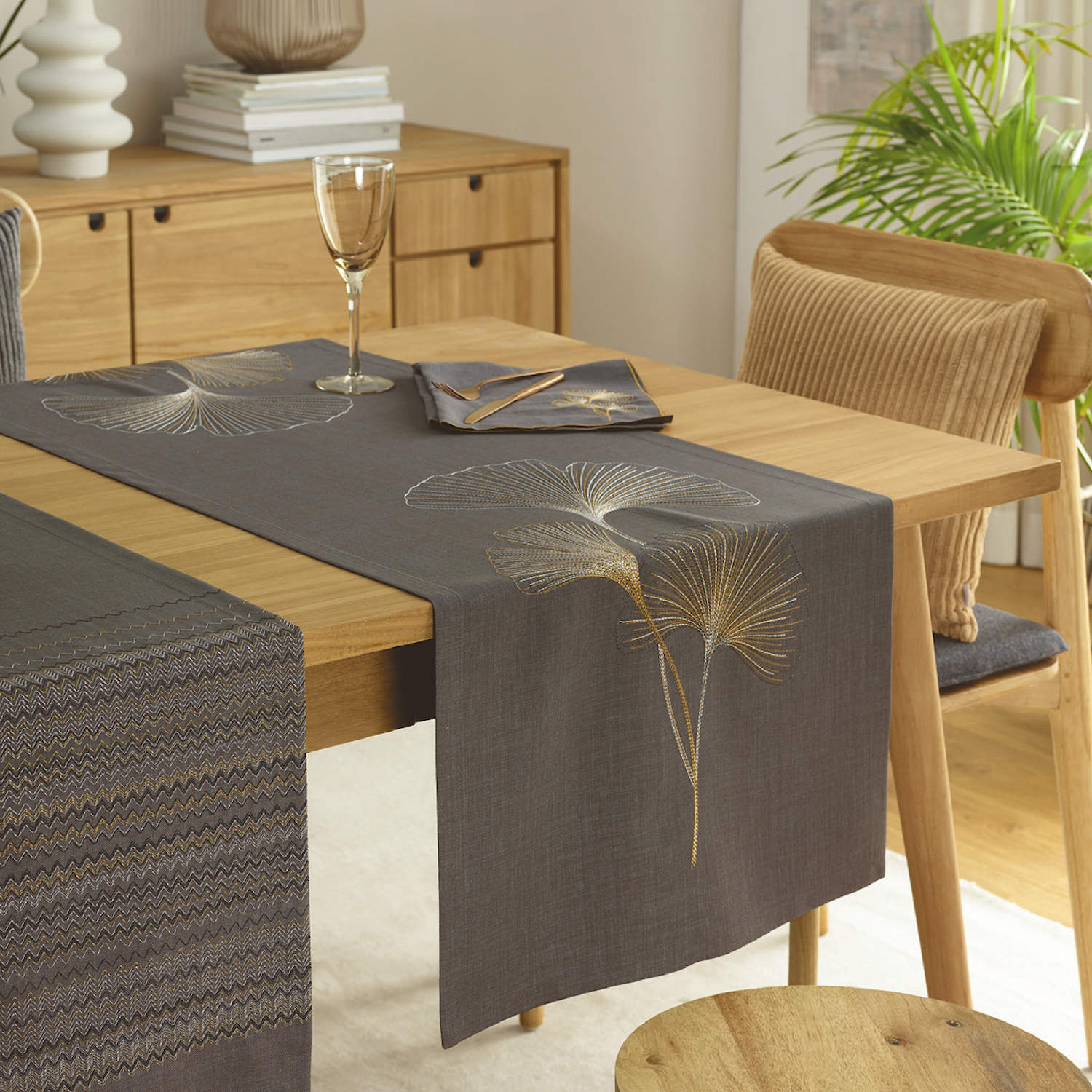 Tischläufer BILOBA mit handgeführter Stickerei von Sander table&home |  Sander Tischwäsche