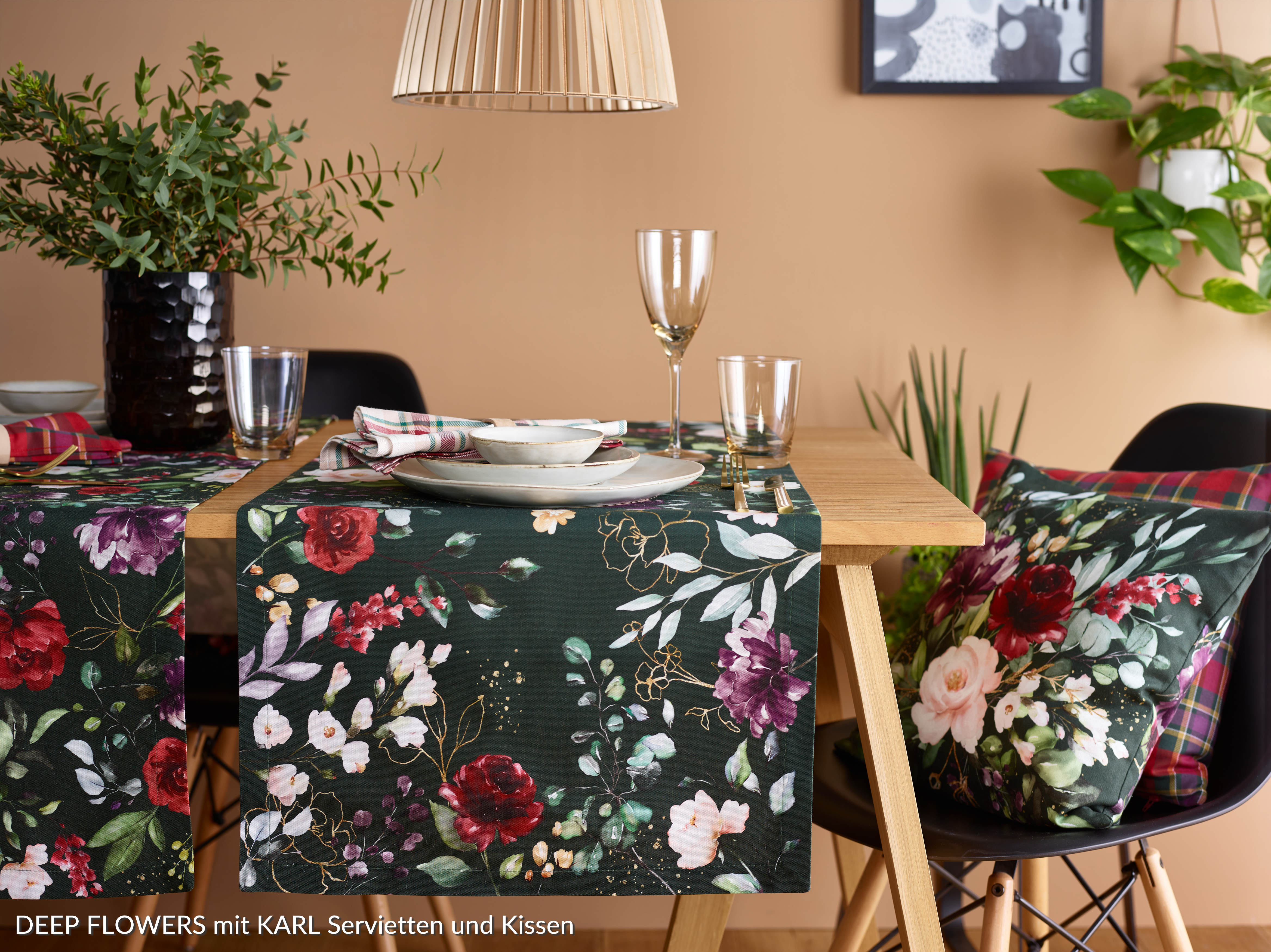 Tischläufer DEEP FLOWERS mit Blumen | Sander Tischwäsche